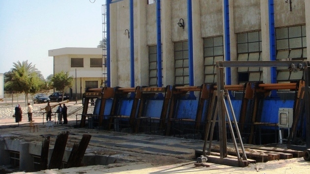 Chain-Type Weed Screen Cleaning System